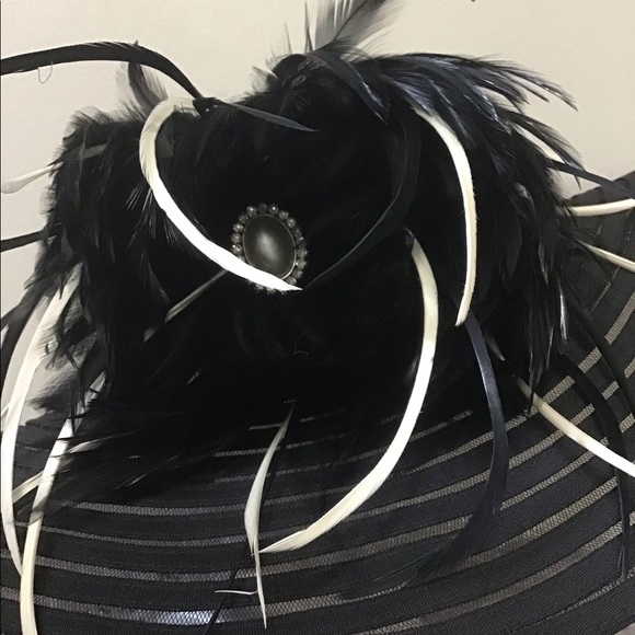 Beautiful Black And White Derby Hat - Picture 3 of 3